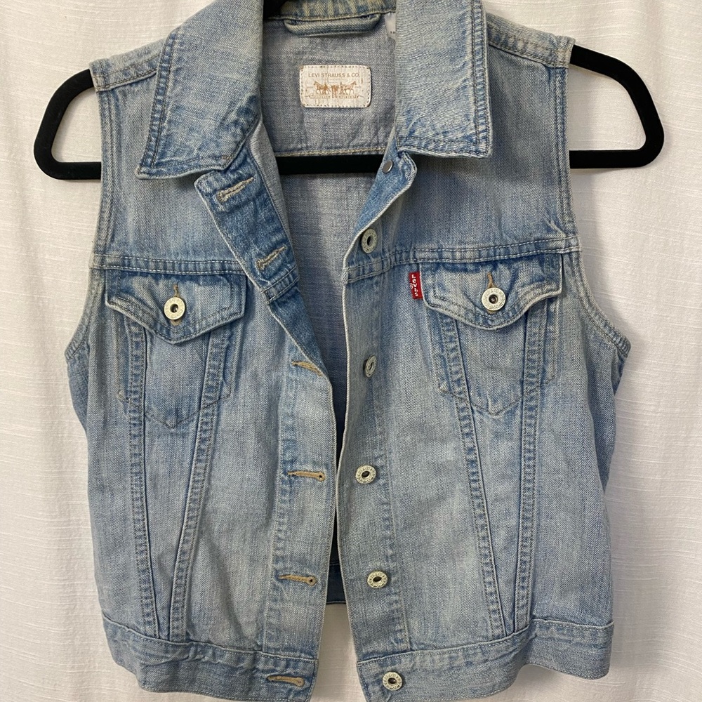 Levi’s Distressed Jean Vest Medium